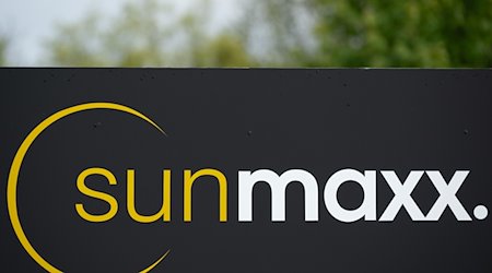 The logo of the solar start-up Sunmaxx on the factory premises / Photo: Sebastian Kahnert/dpa