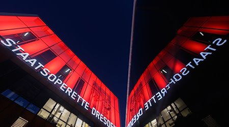 The façade of the Staatsoperette Dresden illuminated in red. / Photo: Robert Michael/dpa-Zentralbild/dpa