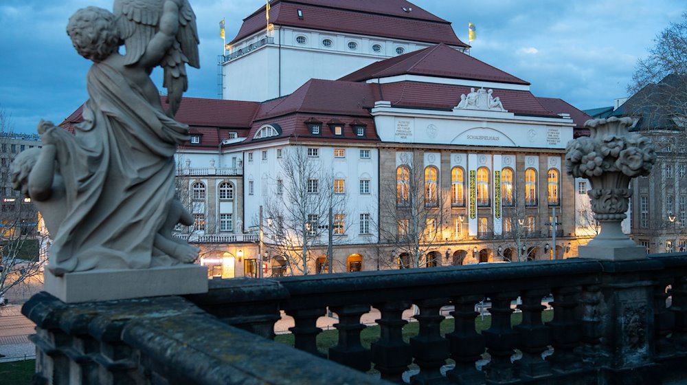 Blick auf das Dresdner Schauspielhaus vom Zwinger während der Morgendämmerung. / Foto: Robert Michael/dpa-Zentralbild/dpa