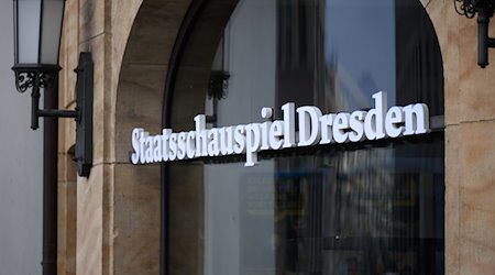 Staatsschauspiel Dresden stands at the window of the box office at the Schauspielhaus (Großes Haus). / Photo: Robert Michael/dpa