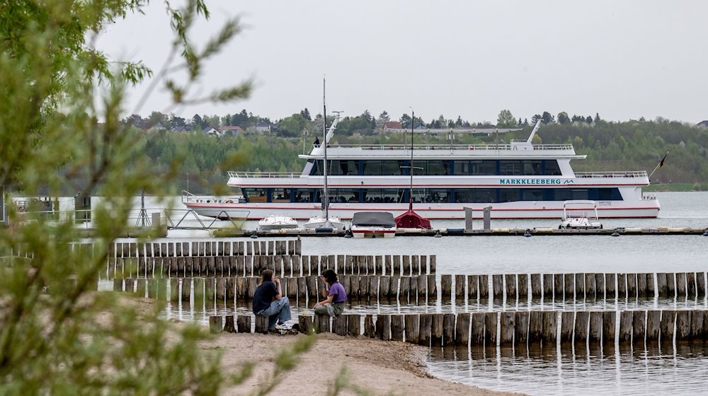 Das Ausflugsschiff MS Markkleeberg ist auf dem Markkleeberger See unterwegs. / Foto: Hendrik Schmidt/dpa