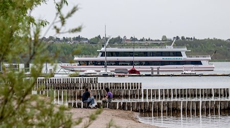 Das Ausflugsschiff MS Markkleeberg ist auf dem Markkleeberger See unterwegs. / Foto: Hendrik Schmidt/dpa