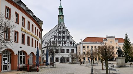 Die spätgotische Giebelfassade des Gewandhauses (M) - Spielstätte des Theaters Plauen-Zwickau - prägt des Bild im Zentrum von Zwickau. In direkter Nachbarschaft (rechts) steht das Rathaus der Stadt. / Foto: Hendrik Schmidt/dpa-Zentralbild/dpa