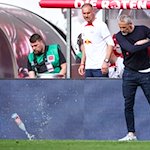 Leipzigs Trainer Marco Rose wirft mit dem Abpfiff eine Wasserflasche auf den Rasen. / Foto: Jan Woitas/dpa