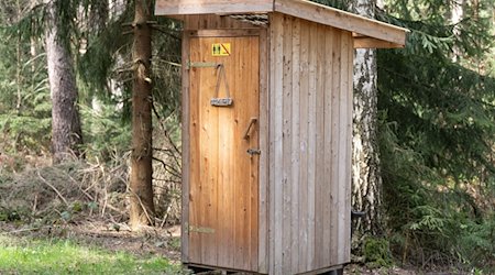 توجد مرحاض في الغابة على طول مسار التسلق Forststeig في حديقة ساكسونيا سويسرا الوطنية. / صورة: سيباستيان كانهرت / دبا