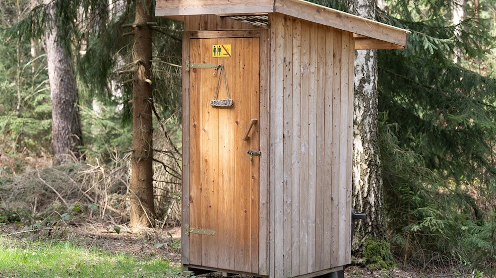 Лісовий туалет стоїть уздовж пішохідного маршруту Форестштайг у національному парку Саксонська Швейцарія / Фото: Sebastian Kahnert/dpa