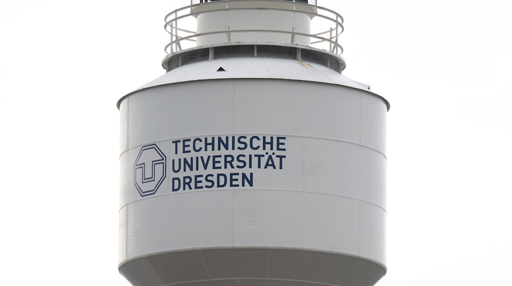 An einem Wasserturm am Mollier-Bau der TU Dresden steht der Schriftzug „Technische Universität Dresden“. / Foto: Robert Michael/dpa