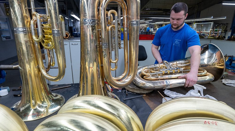 Anton Berndt assembles a tuba at the German plant of the French Buffet-Crampon Group in Markneukirchen / Photo: Hendrik Schmidt/dpa