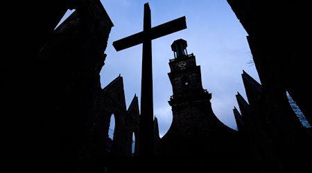 Ein Kreuz steht in einer Kirche. / Foto: Julian Stratenschulte/dpa/Symbolbild