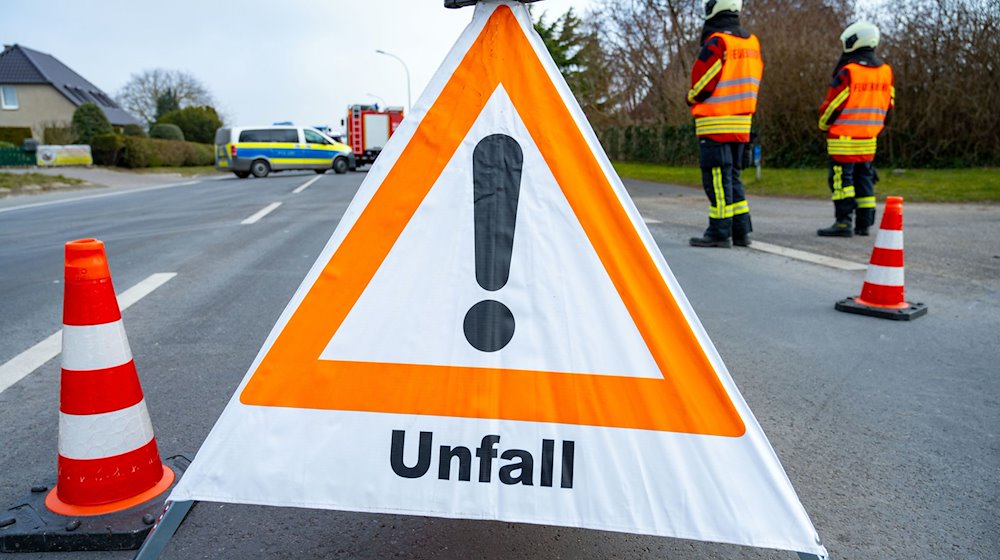 A warning triangle stands near the scene of an accident / Photo: Stefan Sauer/dpa/Symbolic image