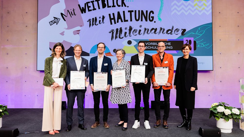 Bettina Stark-Watzinger (FDP, r), Bundesministerin für Bildung und Alexandra Heraeus (l), Vorstandsvorsitzende der Heraeus Bildungsstiftung, stehen bei der Verleihung «Deutscher Lehrkräftepreis – Unterricht innovativ» 2023 auf der Bühne. / Foto: Christoph Soeder/dpa