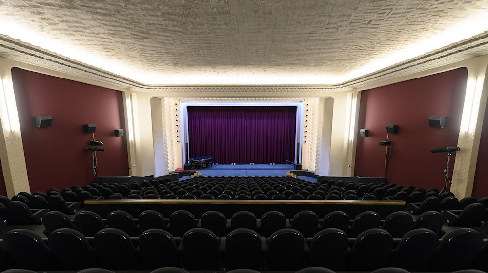 Blick in den leeren Sergio-Leone-Saal im Filmtheater Schauburg in der Dresdner Neustadt. / Foto: Robert Michael/dpa-Zentralbild/dpa