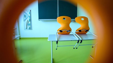 Sillas colocadas sobre una mesa en un aula vacía de un instituto / Foto: Klaus-Dietmar Gabbert/dpa