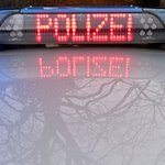 Die Schriftzug «Polizei» leuchtet auf dem Dach eines Streifenwagens der Polizei. / Foto: Carsten Rehder/dpa/Symbolbild
