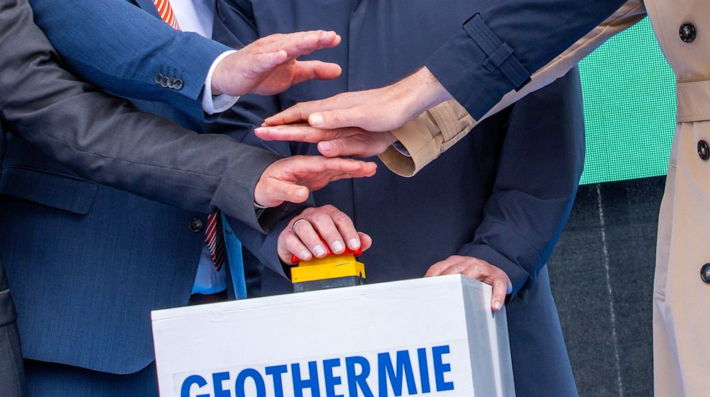 Mit einem Knopfdruck wird eine Geothermieanlage der Stadtwerke Schwerin eröffnet. / Foto: Jens Büttner/dpa/Symbolbild