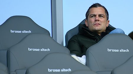 Marcel Schäfer, Director Deportivo del VfL Wolfsburg, sentado en la grada antes del partido. El director deportivo Marcel Schäfer está en conversaciones con el RB Leipzig. / Foto: Swen Pförtner/dpa