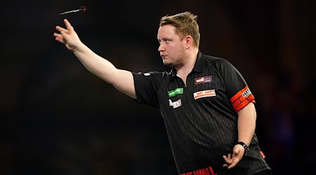 Martin Schindler in action. The 27-year-old celebrated the first title of his PDC career / Photo: Zac Goodwin/PA Wire/dpa/Archivbild