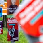 Wahlplakate verschiedener Parteien hängen an den Laternenmasten einer Ausfallstraße in Schwerin. / Foto: Jens Büttner/dpa