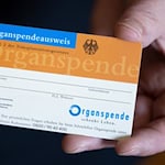 Eine Frau hält einen Organspendeausweis in der Hand. / Foto: Hendrik Schmidt/dpa