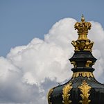 Wolken ziehen hinter dem Kronentor des Dresdner Zwingers am Himmel auf. / Foto: Robert Michael/dpa/Archivbild