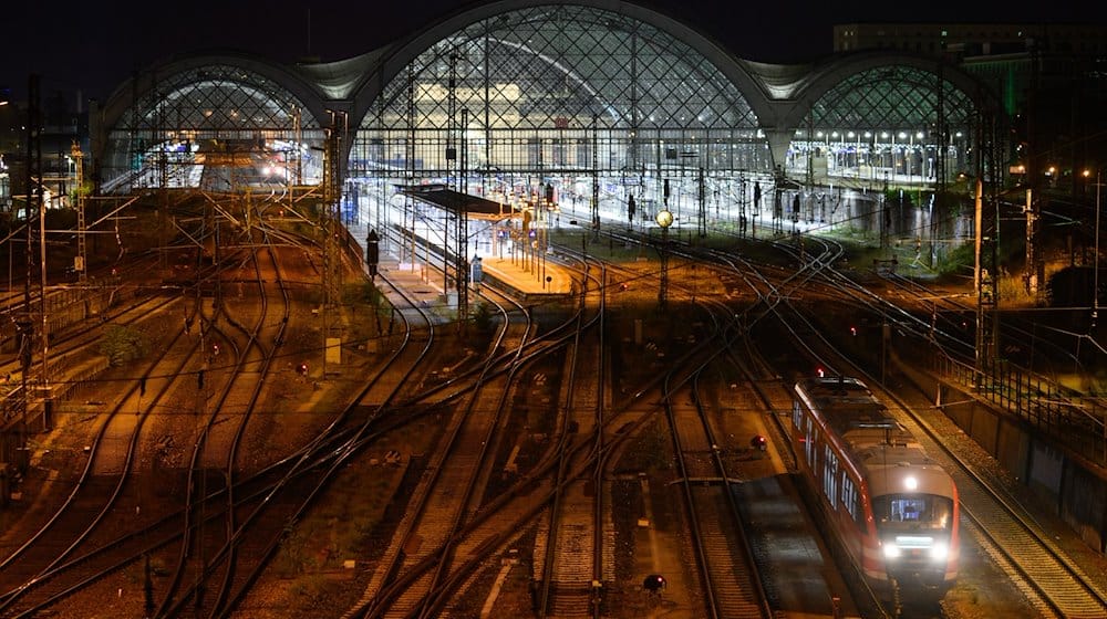 Ein Zug Deutschen Bahn (DB) steht am Hauptbahnhof Dresden auf einem Gleis. / Foto: Robert Michael/dpa/Archiv