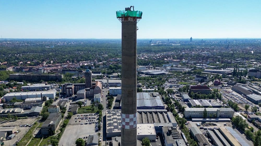 The chimney of the former Halberg-Guss foundry is removed with a so-called spider excavator. / Photo: Jan Woitas/dpa