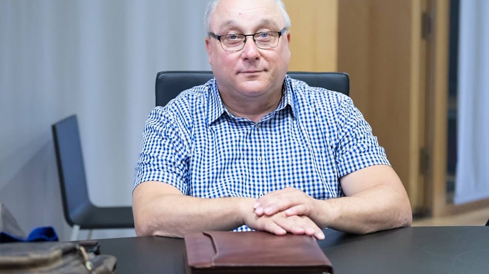 Jens Maier, früherer AfD-Bundestagsabgeordneter und Richter, sitzt im Gebäude des Fachgerichtszentrum Dresden im Verhandlungssaal. / Foto: Sebastian Kahnert/dpa