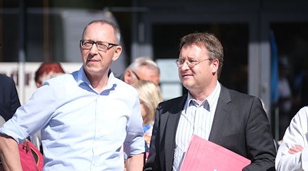Jörg Urban (l), Landesvorsitzender der AfD Sachsen, und Robert Sesselmann (AfD), Landrat des Kreises Sonneberg in Thüringen, stehen bei einer Kundgebung der AfD. / Foto: Sebastian Willnow/dpa