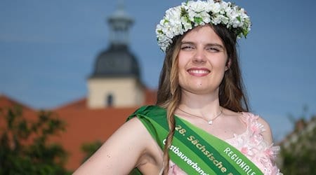 Alida-Nadine Kühne, Sächsische Blütenkönigin der Saison 2024-2025. / Foto: Sebastian Willnow/dpa