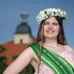 Alida-Nadine Kühne, Sächsische Blütenkönigin der Saison 2024-2025. / Foto: Sebastian Willnow/dpa