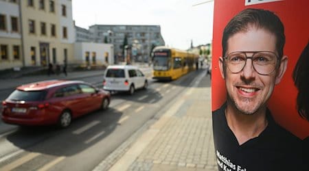Ein Wahlplakat des sächsischen SPD-Spitzenkandidaten zur Europawahl, Matthias Ecke hängt an einem Laternenmast. / Foto: Robert Michael/dpa