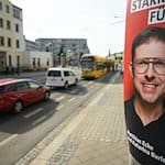 Ein Wahlplakat des sächsischen SPD-Spitzenkandidaten zur Europawahl, Matthias Ecke hängt an einem Laternenmast. / Foto: Robert Michael/dpa