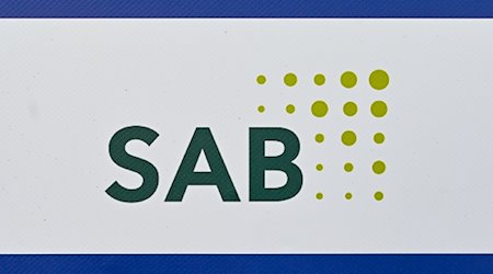 Das Logo der Sächsischen Aufbaubank. / Foto: Patrick Pleul/dpa-Zentralbild/dpa