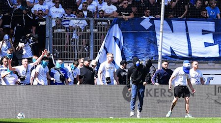Duisburger Fans stürmen kurz vor Spielende das Spielfeld. / Foto: Revierfoto/dpa
