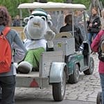 Nilpferd Dixie, das Maskottchen des Dresdner Dixielandfestivals, fährt am Sonntag (15.05.2011) zum traditionellen Familienfest im Dresdner Zoo per Anhänger zum Auftritt. / Foto: Matthias Hiekel/dpa/Archivbild