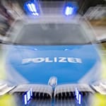 Ein Streifenwagen der Polizei mit eingeschaltetem Blaulicht. / Foto: Daniel Karmann/dpa/Symbolbild