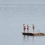 Badegäste stehen im Badesee Birkwitz auf einer Badeinsel. / Foto: Sebastian Kahnert/dpa-Zentralbild/dpa