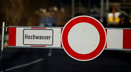 Ein "Hochwasser - Durchfahrt verboten" Schild. / Foto: Arno Burgi/dpa