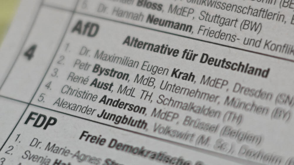 Los nombres de los dos principales candidatos de AfD a las elecciones europeas, Maximilian Krah y Petr Bystron, pueden leerse en una papeleta de voto en la oficina de voto por correo de la ciudad de Maguncia. / Foto: Arne Dedert/dpa