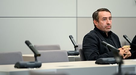 Rechtsextremist Sven Liebich sitzt im Amtsgericht, in dem die Hauptverhandlung fortgesetzt werden soll, auf der Anklagebank. / Foto: Heiko Rebsch/dpa/Archivbild