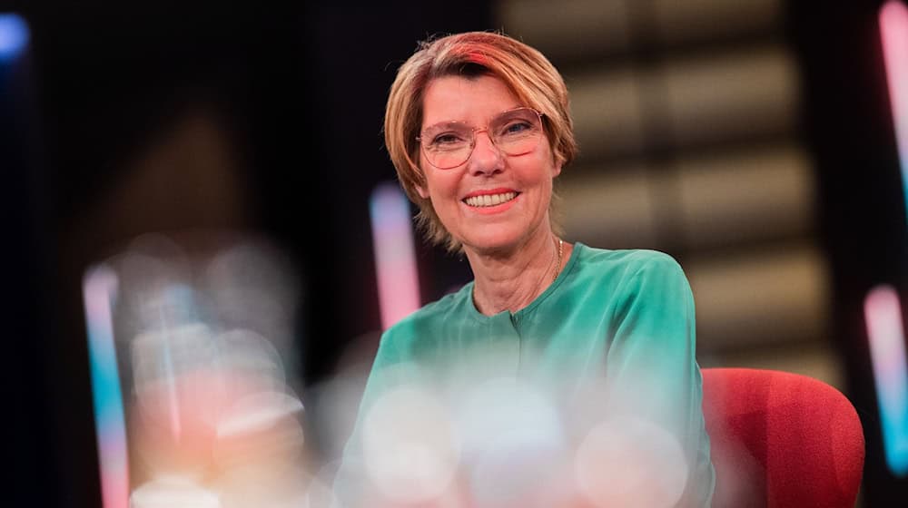 Moderatorin Bettina Böttinger, aufgenommen im Anschluss an die Talkshow «Kölner Treff» in den WDR Studios in Bocklemünd. Der WDR gab nun bekannt, dass Böttinger im Oktober 2023 aufhört. / Foto: Rolf Vennenbernd/dpa