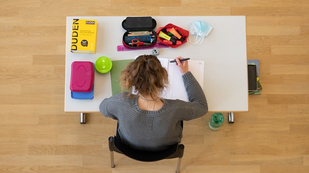 A student sits in her seat during the Abitur exam / Photo: Sebastian Kahnert/dpa-Zentralbild/dpa/Symbolic image