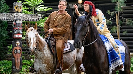 The actors of the Landesbühnen Sachsen Sascha Gluth (l) as Shatterhand and Michael Berndt-Cananá as Winnetou ride along the grounds of the Karl May Museum as part of a press event for the Karl May Festival / Photo: Robert Michael/dpa