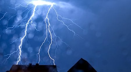 Ein Blitz schlägt während eines Gewitters ein. / Foto: Thomas Rensinghoff/dpa