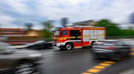 Eine Feuerwehrfahrzeug fährt im Stadtteil Loschwitz mit Blaulicht zu einem Einsatz. (Aufnahme mit langer Belichtungszeit) / Foto: Robert Michael/dpa