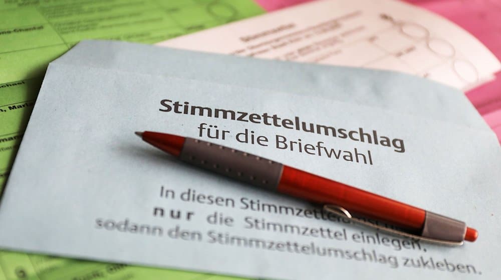 Papeletas de voto y un sobre para el voto por correo sobre la mesa / Foto: Oliver Berg/dpa/Imagen simbólica