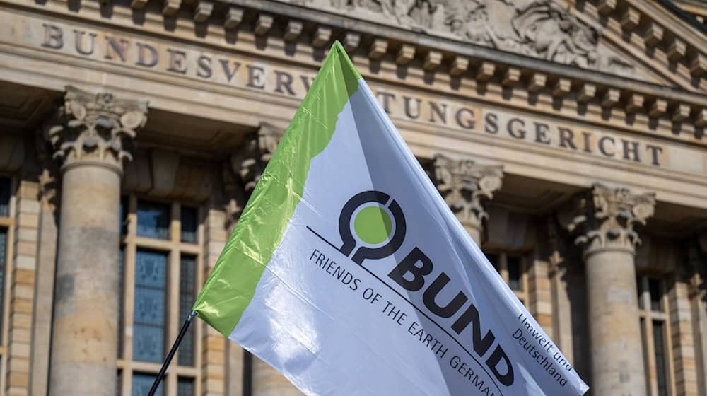 Прапор BUND майорить перед будівлею Федерального адміністративного суду в Лейпцигу / Фото: Hendrik Schmidt/dpa/Archivbild