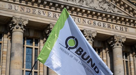Eine Fahne des BUND weht vor dem Bundesverwaltungsgericht in Leipzig. / Foto: Hendrik Schmidt/dpa/Archivbild