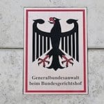 Ein Schild mit Bundesadler und dem Schriftzug „Generalbundesanwalt beim Bundesgerichtshof". / Foto: Uli Deck/dpa
