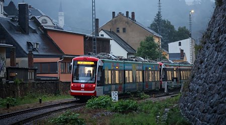 City-Bahn k Chemnitz chuda hač w desžu a ńi šumje w njesměrjecu. / Wobsój: Jan Woitas/dpa